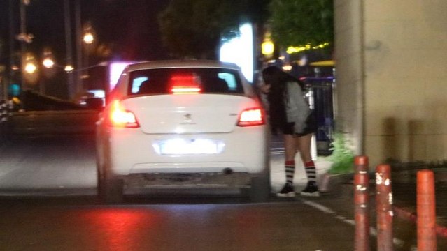 Yasağa rağmen caddede fuhuş pazarlığı