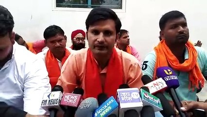 SP देहात पर गंभीर आरोप लगाते हुए धरने पर बैठे हिंदू संगठन के पदाधिकारी, देखें Video