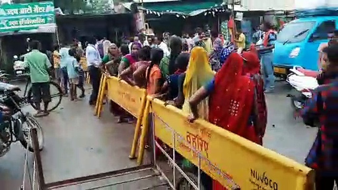 घरों में घुसा नाली का गंदा पानी, आक्रोशित लोगों ने किया चक्काजाम, कहा...