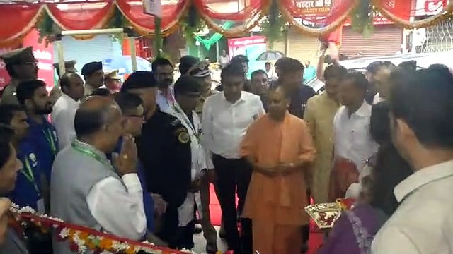 yogi adityanath in varanasi
