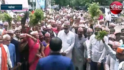 महोबा-फसल मुआवजे को लेकर किसानों ने की महापंचायत, सौंपा ज्ञापन
