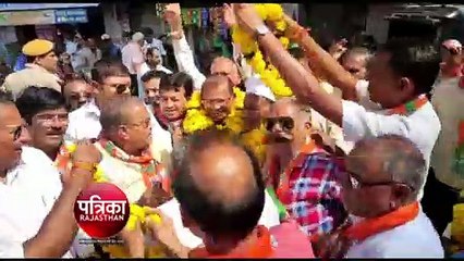 कांग्रेस नेता के गले में भाजपा का दुपट्टा