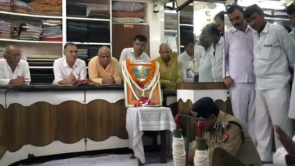 Gandhi Jayanati के अवसर पर इस आईपीएस अफसर ने चरखा चलाकर दी गाँधी जी को श्रद्धांजलि- देखें वीडियो