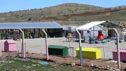 Takı yapıp satarak 7 yıldır sokak hayvanlarını besliyorlar