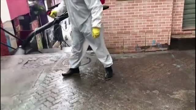 Un activista planta cara al coronavirus en una de las favelas más icónicas de Río de Janeiro