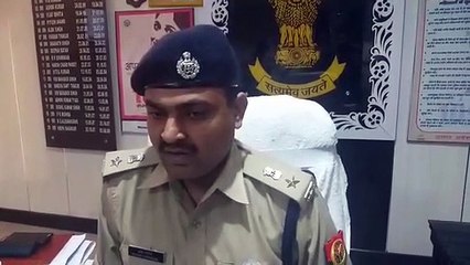 दो युवकों ने कार के ड्राइवर के साथ