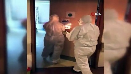 Doktorlardan korona virüs hastasına doğum günü sürprizi