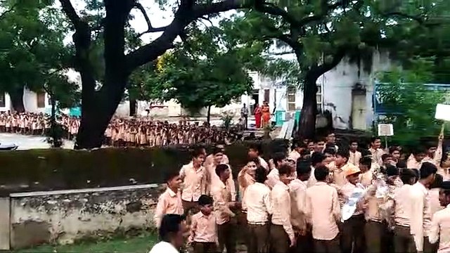 प्रिंसिपल के ट्रांसफर के विरोध में बच्चों ने स्कूल पर जड़ा ताला