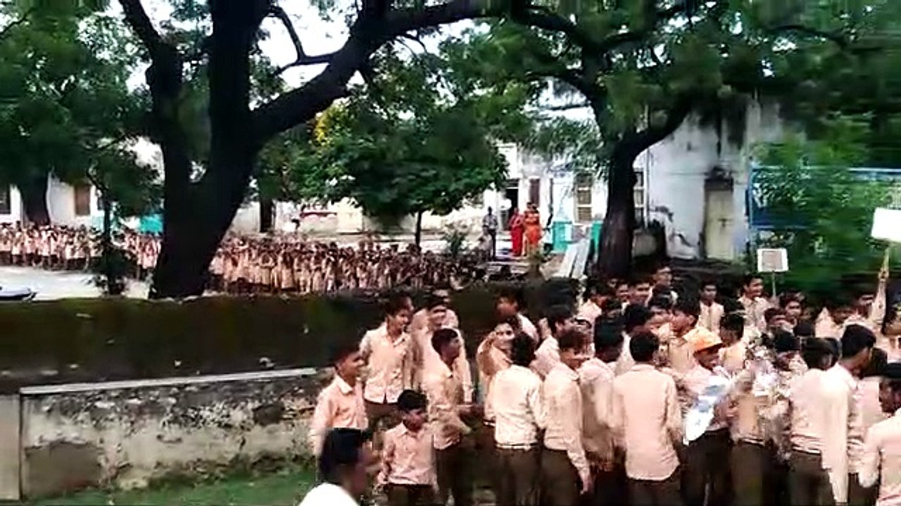 प्रिंसिपल के ट्रांसफर के विरोध में बच्चों ने स्कूल पर जड़ा ताला