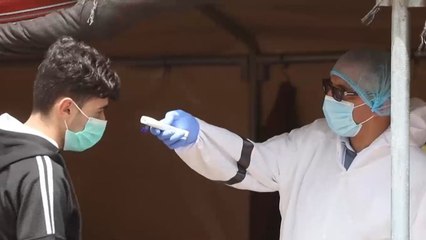 بمراقبة عودة العمال من إسرائيل.. قرى فلسطينية تواجه تفشي كورونا