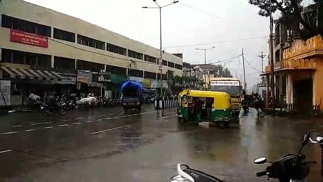 इंदौर में दो घंटे से तेज बारिश, दिन में ही शाम जैसा नजारा
