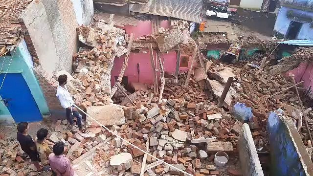 निगम द्वारा खाली कराने के दो दिन बाद ही धराशायी हो गए तीन जर्जर भवन