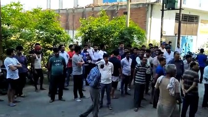 भाजपा नेता के रिश्तेदारों के घर से लाखों रुपये की अवैध शराब पकड़ी, देखें वीडियो