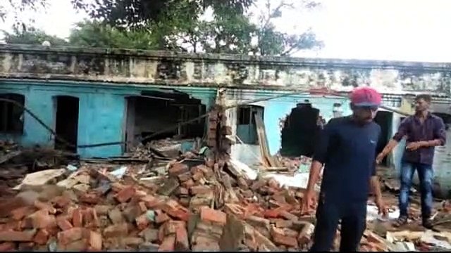 रेलवे के जर्जर आवासों पर चला बुल्डोजर, मच गई अफरा—तफरी