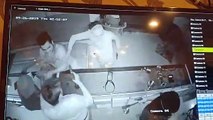 Robbery: ज्वैलर्स के शोरूम में लाखों की लूट...देखे वीडियो