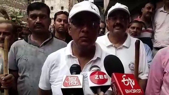 Mirzapur Dm Sweep broom in vindhyachal temple campuse before navratri