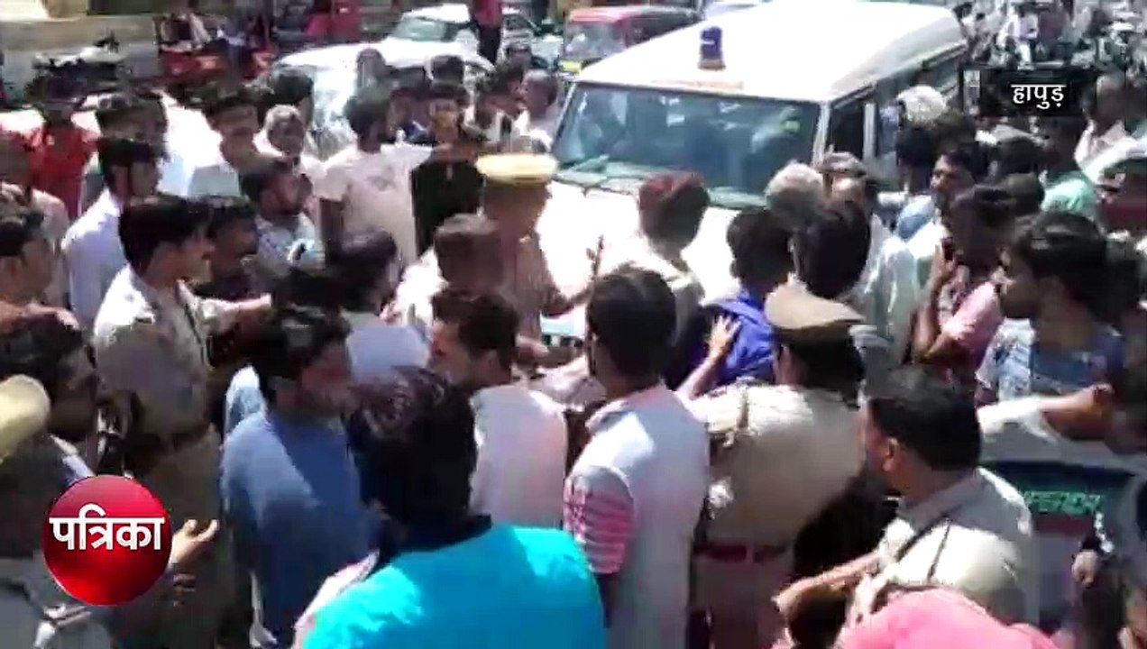 बाइक सवार युवक की इस गलती से हादसे में हो गर्इ...