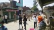 मैनपुरी: विछवां में मार्च कर रही पुलिस पर ग्रामीणों ने की पुष्प वर्षा