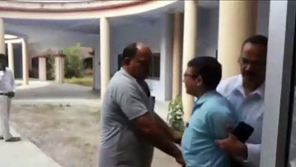 अमरोहा: रिश्वत लेते सहायक जिला सूचना अधिकारी गिरफ्तार, देखें वीडियो