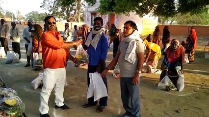 प्रयागराज: समाजसेवी गरीबो की कर रहे मदद