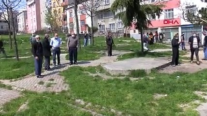 Bağcılar'da yasağa aldırış etmediler, yangına müdahale eden itfaiyeyi izlediler