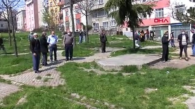 Bağcılar'da yasağa aldırış etmediler, yangına müdahale eden itfaiyeyi izlediler