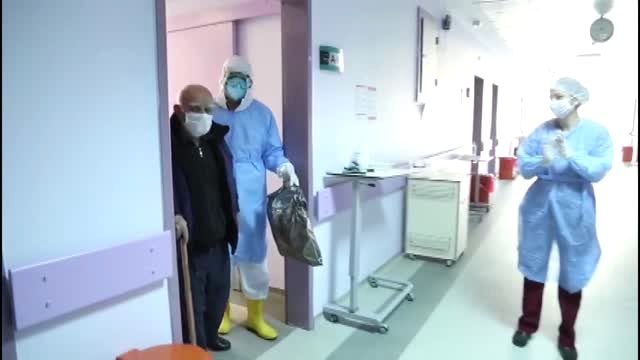 Koronavirüs tedavisi tamamlanan 84 yaşındaki hasta taburcu edildi