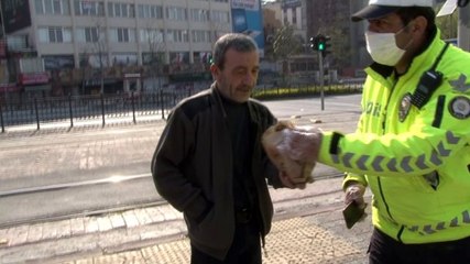 Fırının kapalı olduğunu öğrenen vatandaşa, polis kendi simitlerini verdi