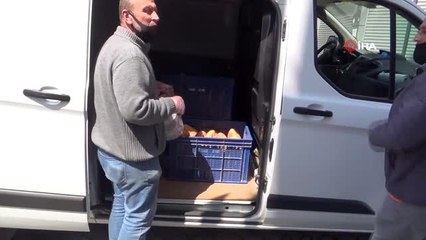 Fırıncılar sokak sokak ekmek dağıtıyorlar
