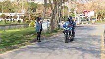 Caddebostan sahili'ne park ettikleri otomobillerinde oturduler