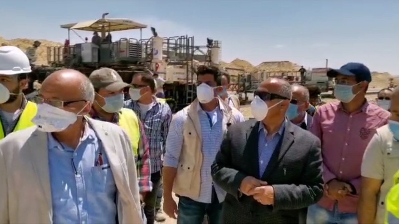 وزير النقل يتقفد أعمال طريق "القاهرة - أسوان" الصحراوي