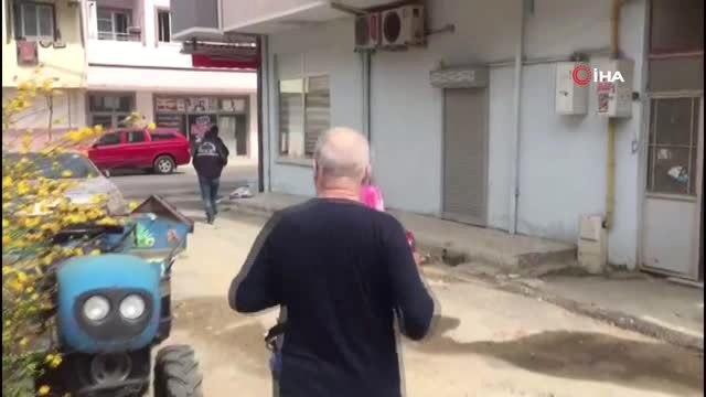 Uygulamalarını sürdüren polis ekibine vatandaş çay ve yemek ikram etti