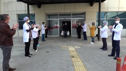 Sağlığına kavuşan 93 yaşındaki koronavirüs hastası taburcu edildi