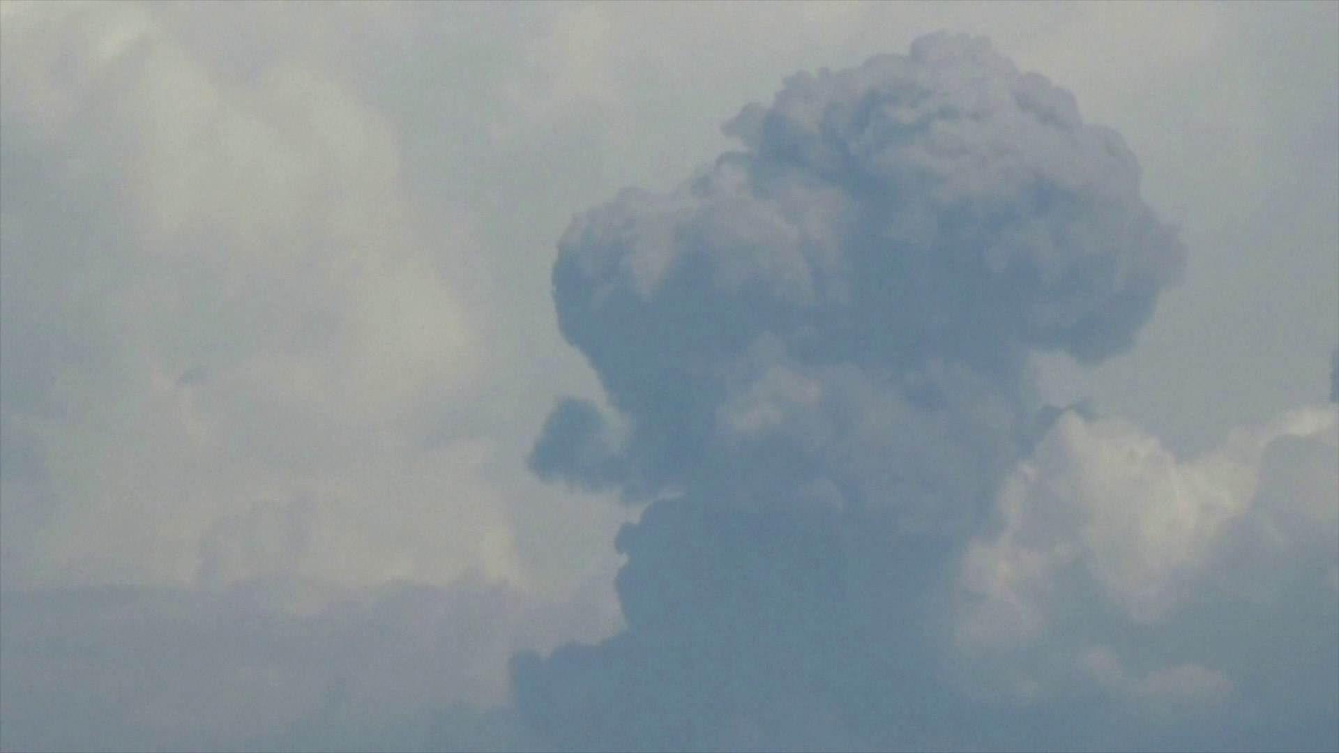 Indonésie – «L'enfant» du volcan Krakatoa entre en éruption
