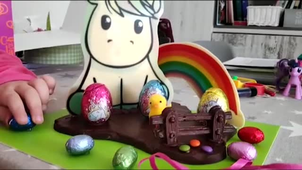 Centenares de niños reciben la mona de Pascua a pesar del confinamiento