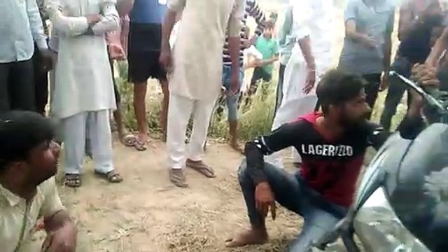 शामली: नाम पूछने पर लोगों ने की युवक की पिटाई, वीडियो वायरल