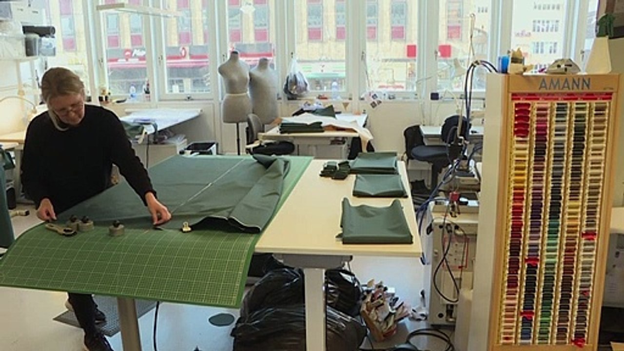 Schweden: Kostümschneider stellen Schutzbekleidung her