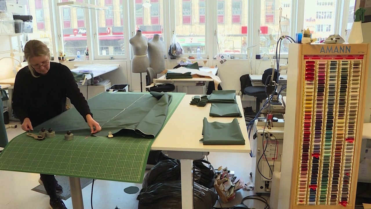 Schweden: Kostümschneider stellen Schutzbekleidung her