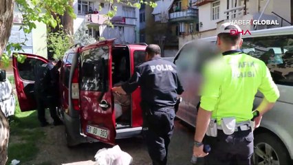 Denizli'de yasağı deldi, yakalanmamak için eşini araçta bırakıp kaçtı