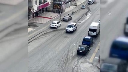 Ekip aracından, evde kalan vatandaşlara "Hayat bayram olsa" şarkısı