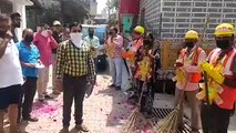 गोंडा: फूलों की बरसात कर सफाई कर्मचारियों को पहनाई नोटों की माला
