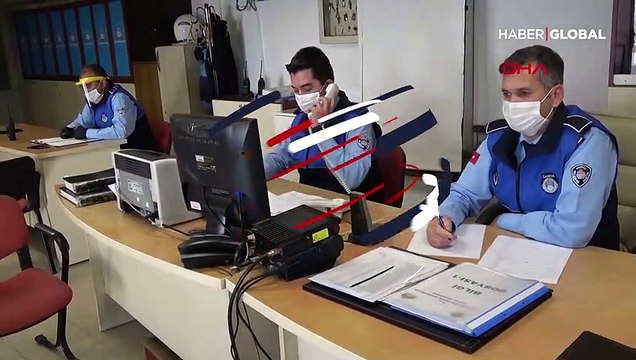 Evine ekmek getiren ekipleri görünce gözyaşlarını tutamadı