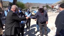 Amasya Belediye Başkanı Mehmet Sarı, maske takmayanlara eliyle maske taktı