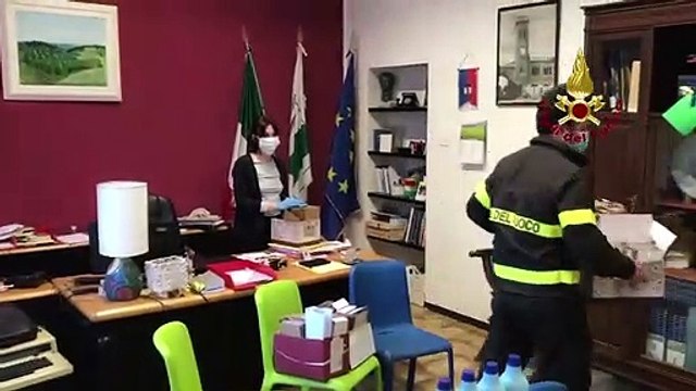 Monzuno (BO) - Vigili del Fuoco sanificano aree pubbliche e consegnano mascherine (11.04.20)