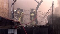 Bağcılar'da korkutan yangın: Lastik ve straforlar alev alev yandı