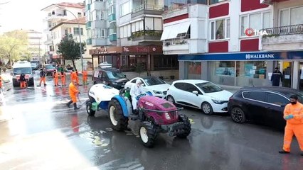 Temizlik işçileri hem dans etti, hem ilçeyi temizledi