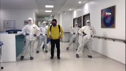 Korona virüsü yendi, penguen dansıyla taburcu oldu