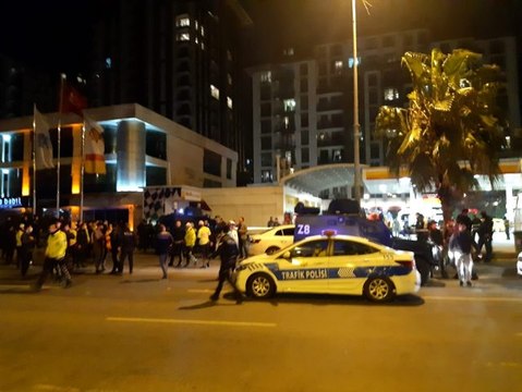 Beyoğlu'nda polis silahlı saldırı: 2 polis yaralandı