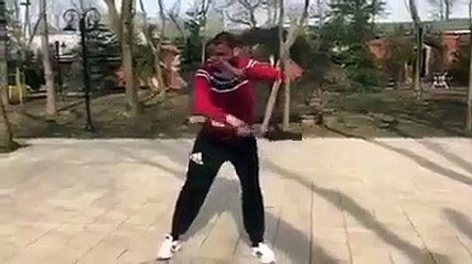 قيامة ارطغرل - تعلم طريقة تورغوت في امساك الفاس