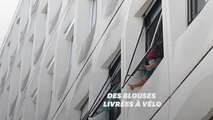 À Saint-Ouen, des militants associatifs à vélo récupèrent de quoi fabriquer des blouses pour les soignants